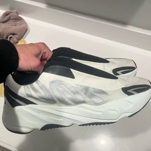 Yeezy 700 MVNV analog laceless size 14